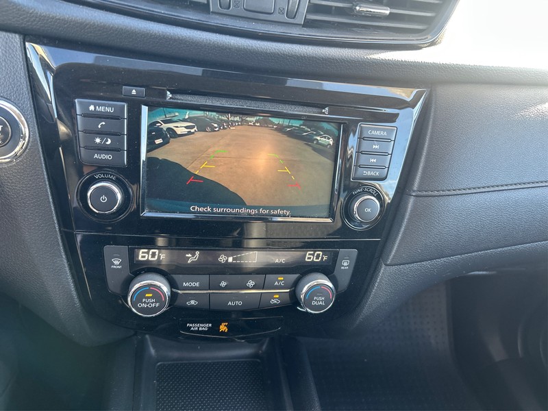 Nissan Rogue Vehicle Full-screen Gallery Image 16