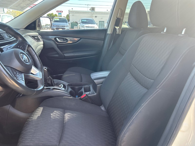 Nissan Rogue Vehicle Full-screen Gallery Image 9