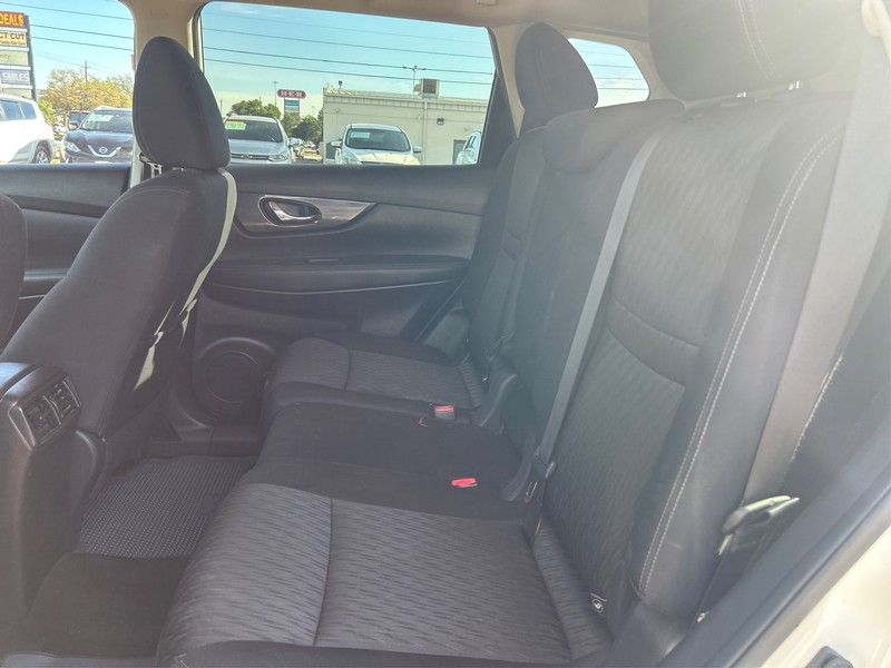 Nissan Rogue Vehicle Full-screen Gallery Image 10