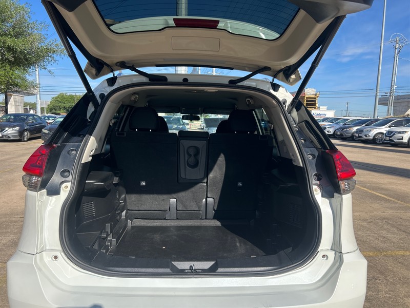 Nissan Rogue Vehicle Full-screen Gallery Image 11