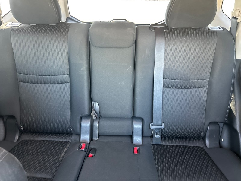 Nissan Rogue Vehicle Full-screen Gallery Image 13