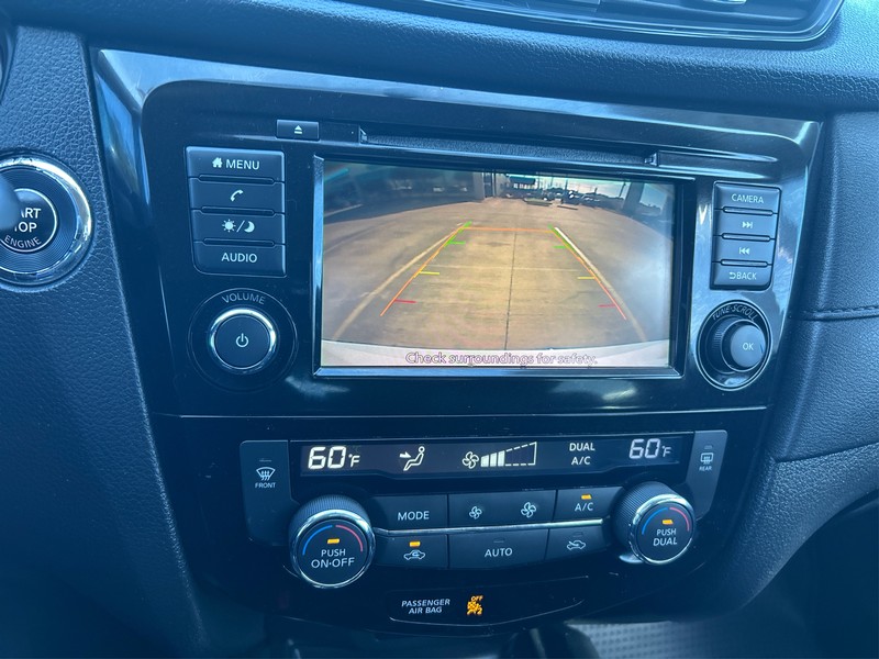 Nissan Rogue Vehicle Full-screen Gallery Image 17