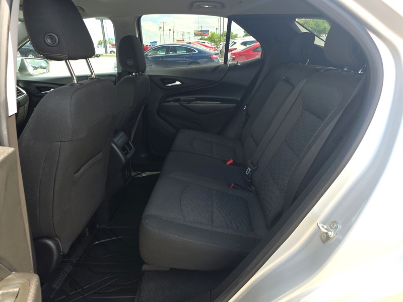 Chevrolet Equinox Vehicle Full-screen Gallery Image 10