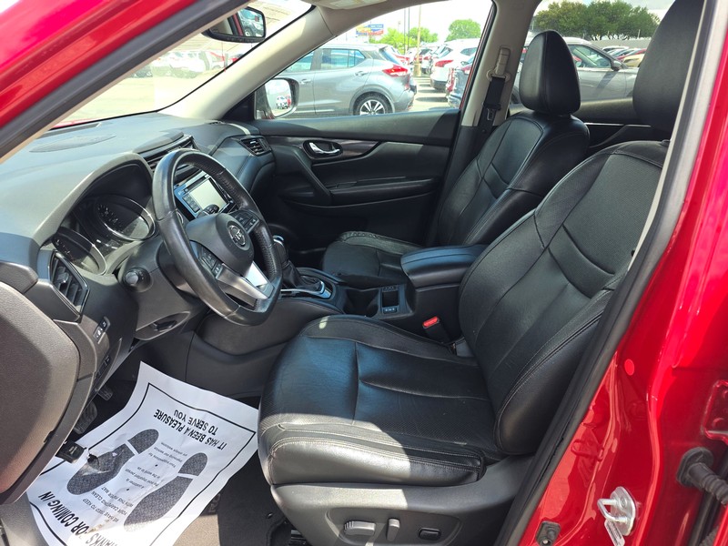 Nissan Rogue Vehicle Full-screen Gallery Image 9