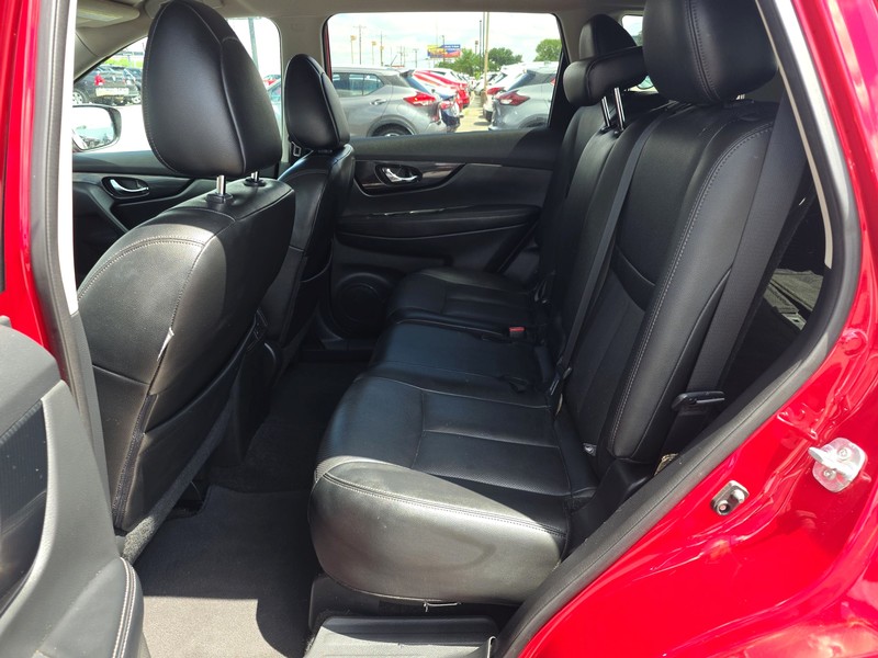 Nissan Rogue Vehicle Full-screen Gallery Image 10