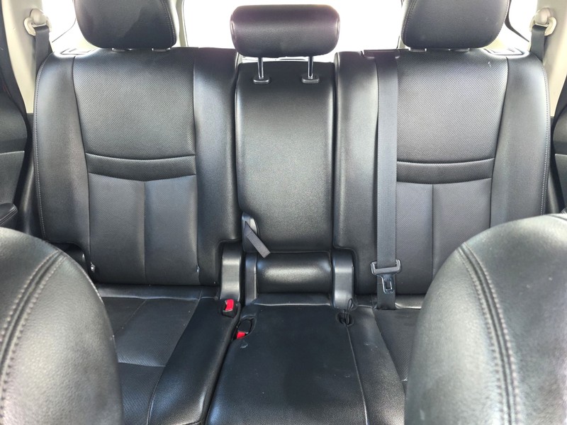 Nissan Rogue Vehicle Full-screen Gallery Image 13