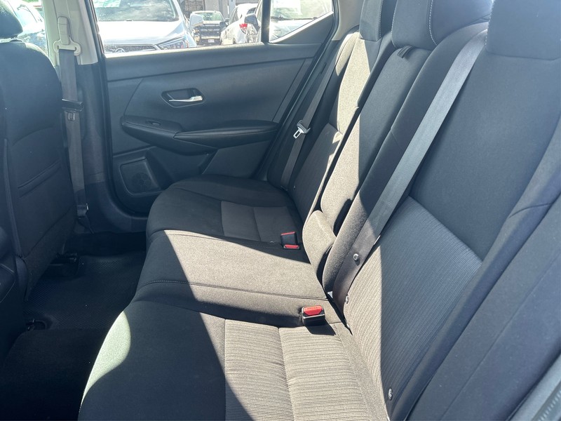 Nissan Sentra Vehicle Full-screen Gallery Image 9