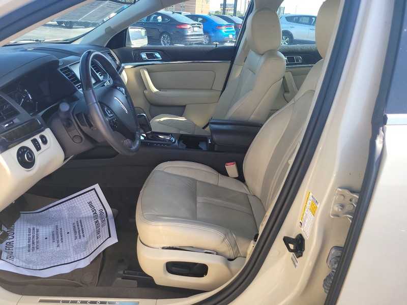 Lincoln MKS Vehicle Full-screen Gallery Image 8