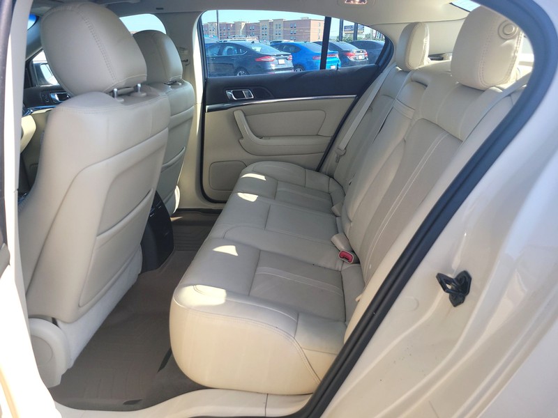 Lincoln MKS Vehicle Full-screen Gallery Image 9