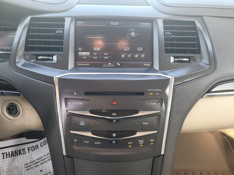 Lincoln MKS Vehicle Full-screen Gallery Image 10