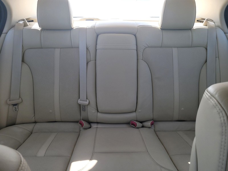 Lincoln MKS Vehicle Full-screen Gallery Image 11