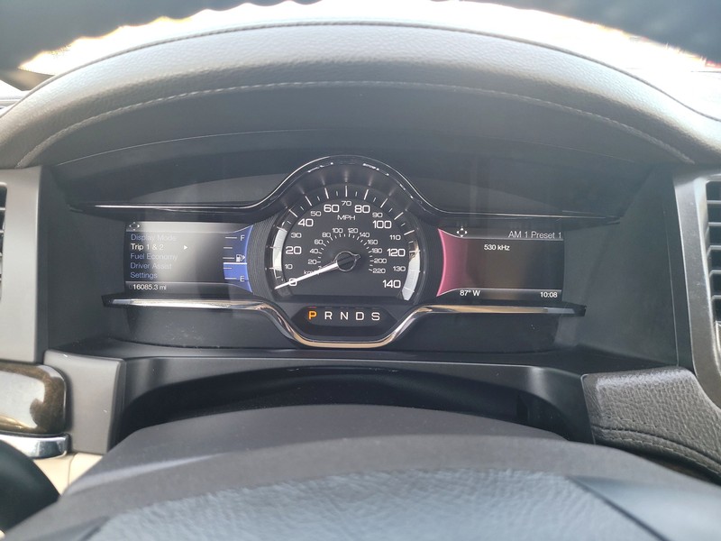 Lincoln MKS Vehicle Full-screen Gallery Image 12