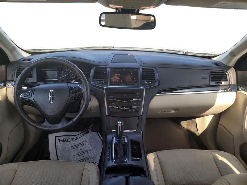 Lincoln MKS Vehicle Full-screen Gallery Image 15