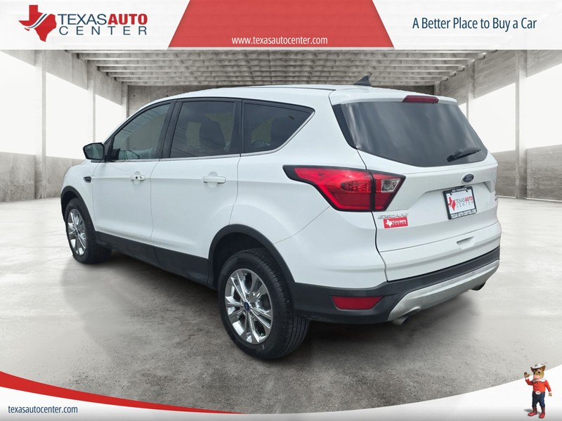 Ford Escape Vehicle Full-screen Gallery Image 08