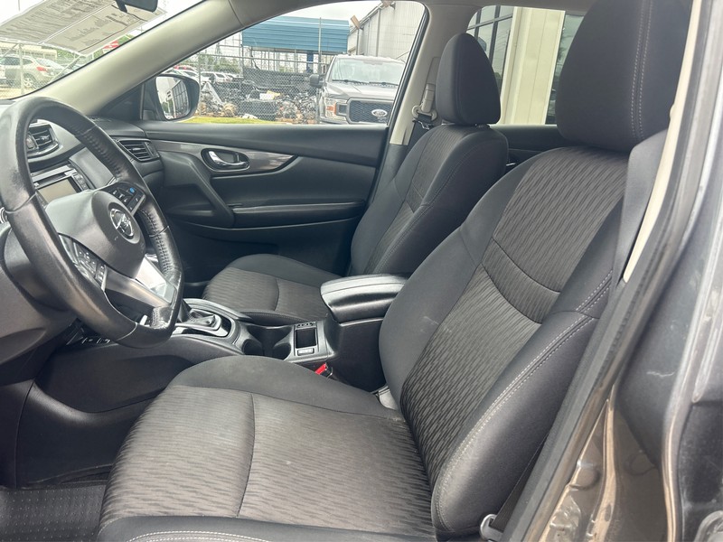 Nissan Rogue Vehicle Full-screen Gallery Image 09