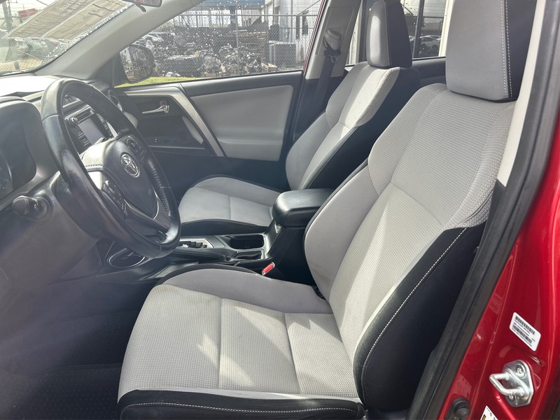 Toyota RAV4 Vehicle Full-screen Gallery Image 09