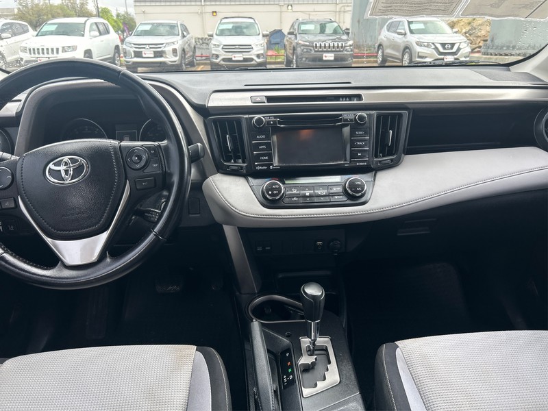 Toyota RAV4 Vehicle Full-screen Gallery Image 12