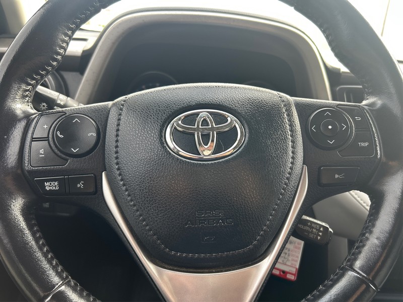 Toyota RAV4 Vehicle Full-screen Gallery Image 14