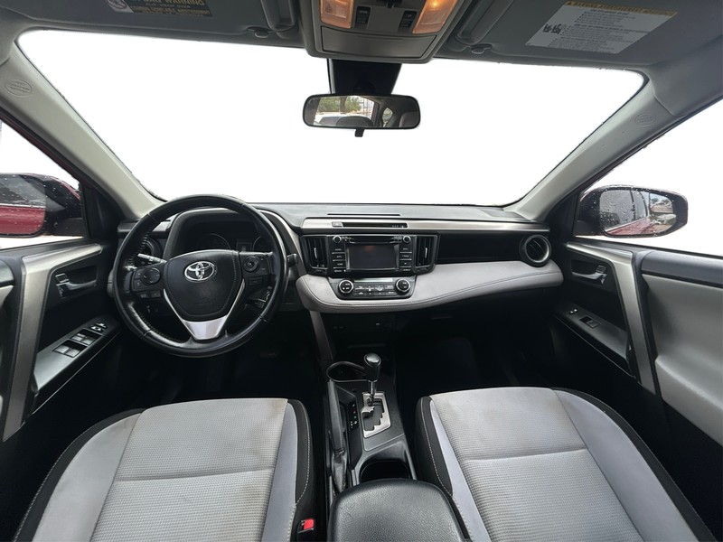 Toyota RAV4 Vehicle Full-screen Gallery Image 16