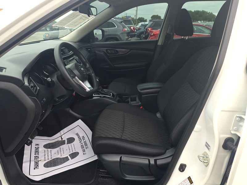 Nissan Rogue Vehicle Full-screen Gallery Image 09