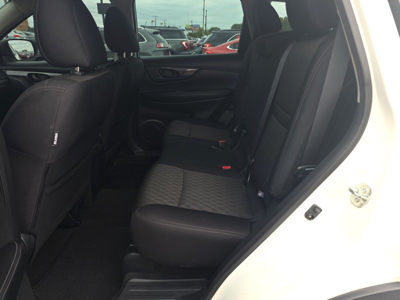 Nissan Rogue Vehicle Full-screen Gallery Image 10