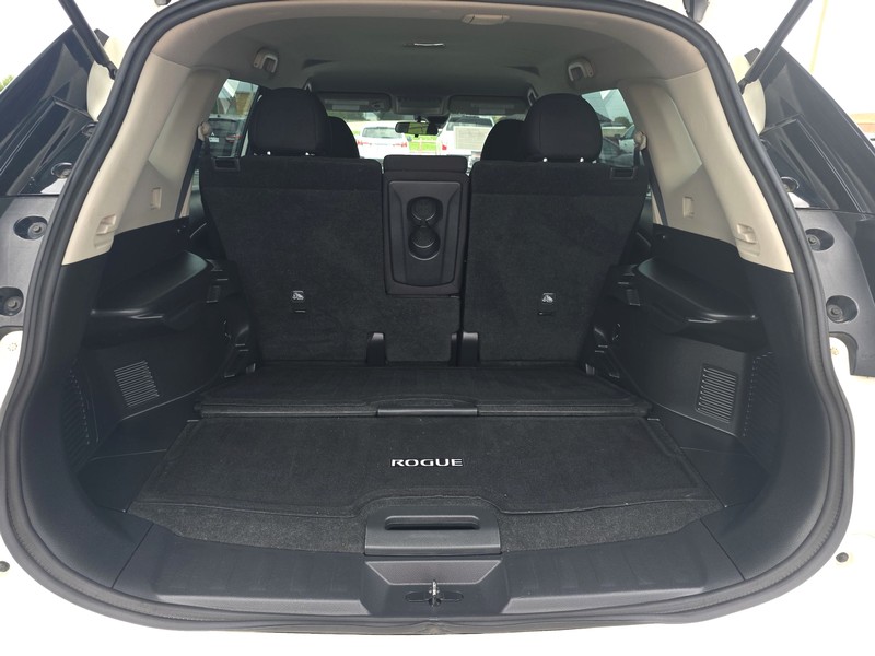 Nissan Rogue Vehicle Full-screen Gallery Image 11