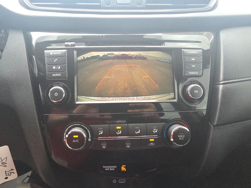 Nissan Rogue Vehicle Full-screen Gallery Image 17