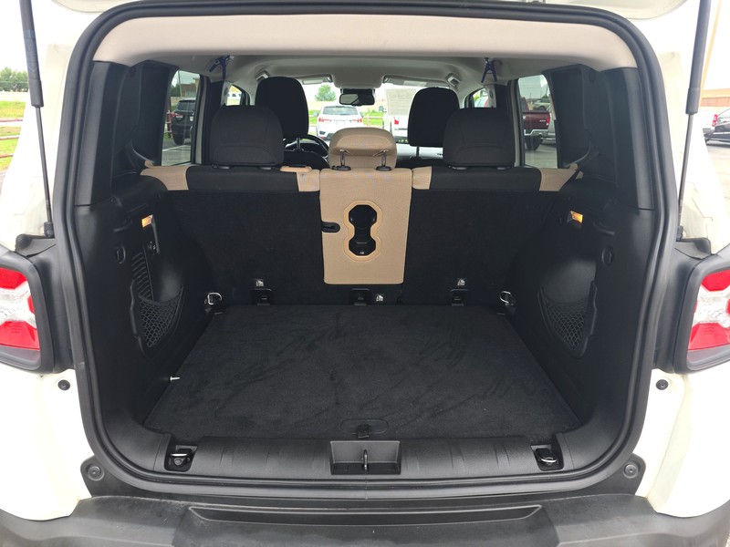 Jeep Renegade Vehicle Full-screen Gallery Image 11