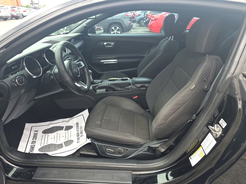 Ford Mustang Vehicle Full-screen Gallery Image 09