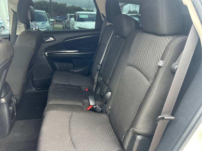 Dodge Journey Vehicle Full-screen Gallery Image 10