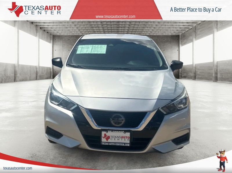 Nissan Versa Vehicle Full-screen Gallery Image 3