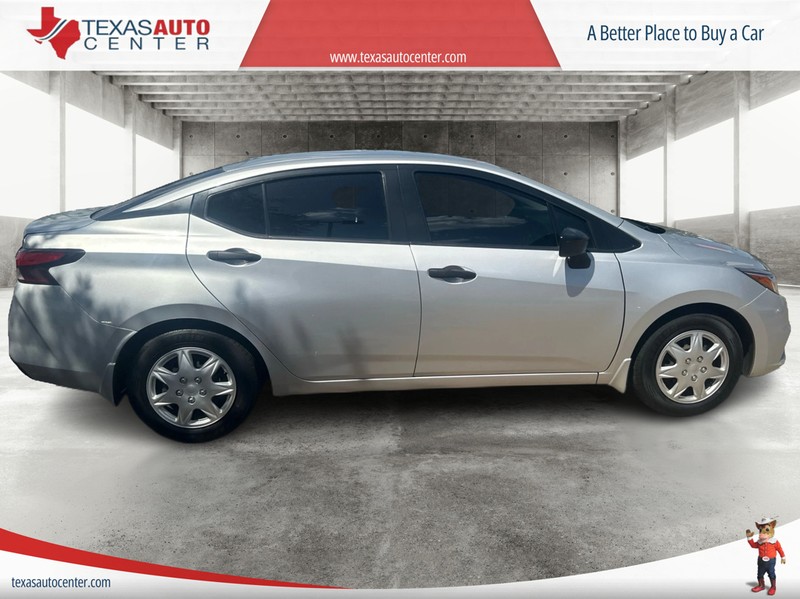 Nissan Versa Vehicle Full-screen Gallery Image 4