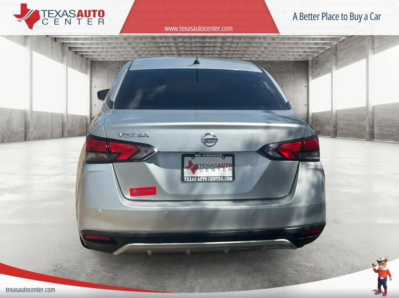 Nissan Versa Vehicle Full-screen Gallery Image 5