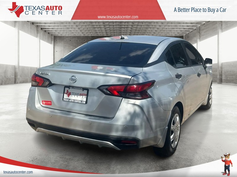 Nissan Versa Vehicle Full-screen Gallery Image 6