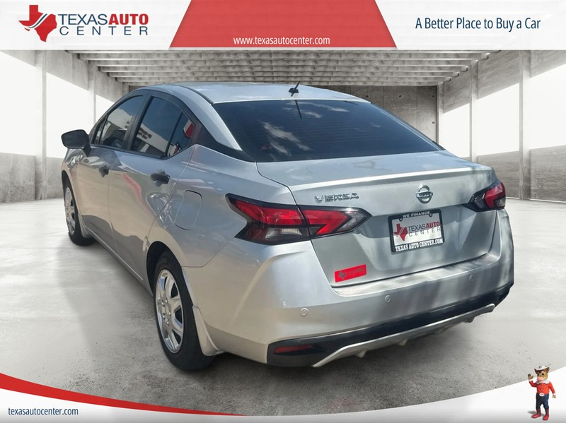 Nissan Versa Vehicle Full-screen Gallery Image 7