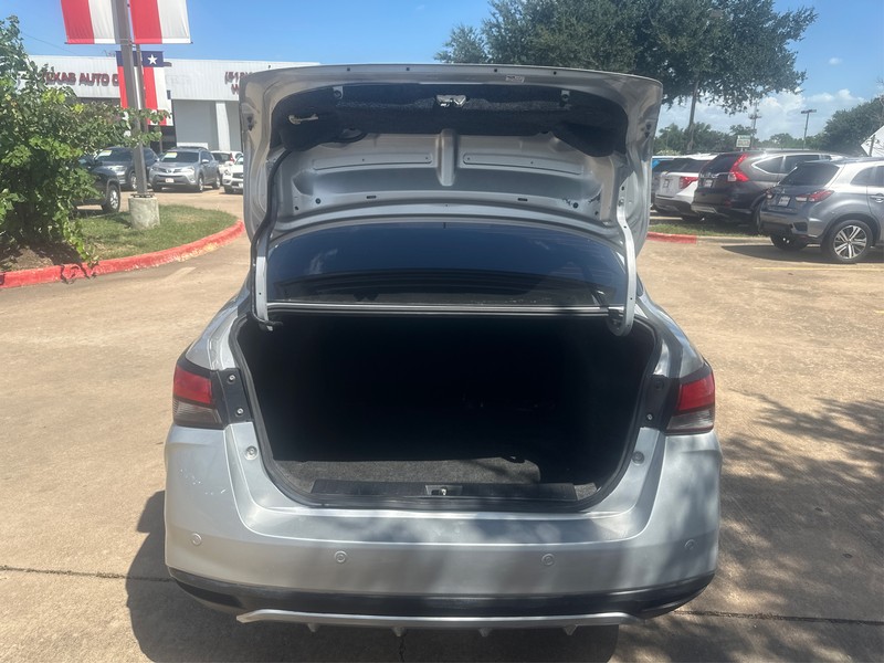 Nissan Versa Vehicle Full-screen Gallery Image 10