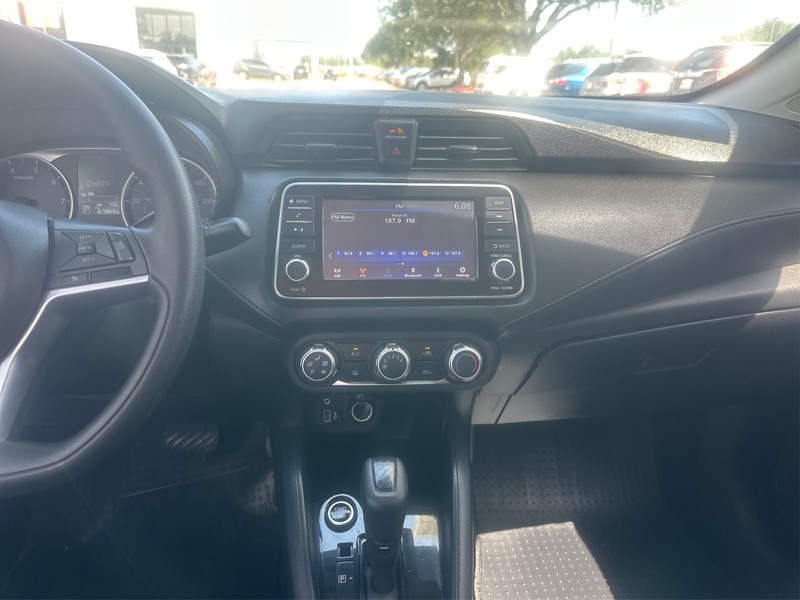 Nissan Versa Vehicle Full-screen Gallery Image 11