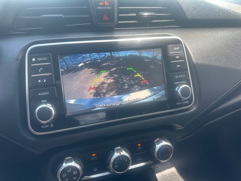 Nissan Versa Vehicle Full-screen Gallery Image 16