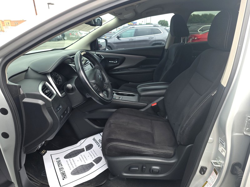 Nissan Murano Vehicle Full-screen Gallery Image 09