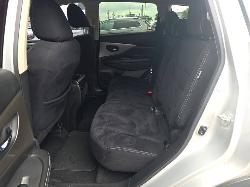 Nissan Murano Vehicle Full-screen Gallery Image 10