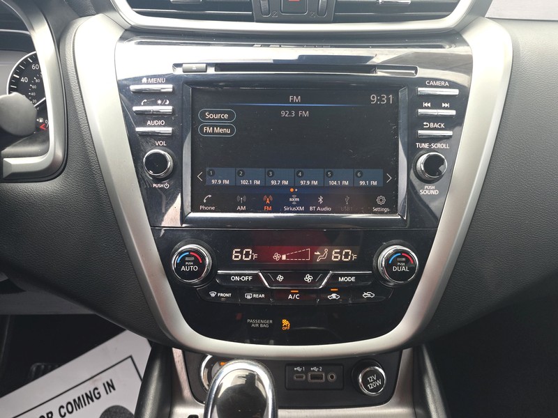 Nissan Murano Vehicle Full-screen Gallery Image 12