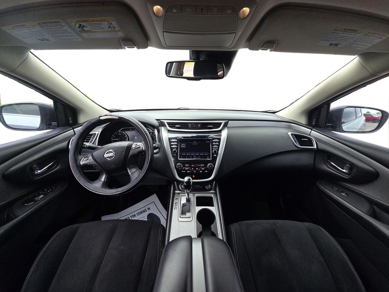 Nissan Murano Vehicle Full-screen Gallery Image 15