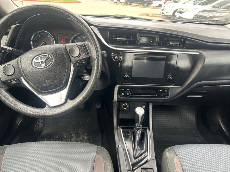 Toyota Corolla Vehicle Full-screen Gallery Image 11