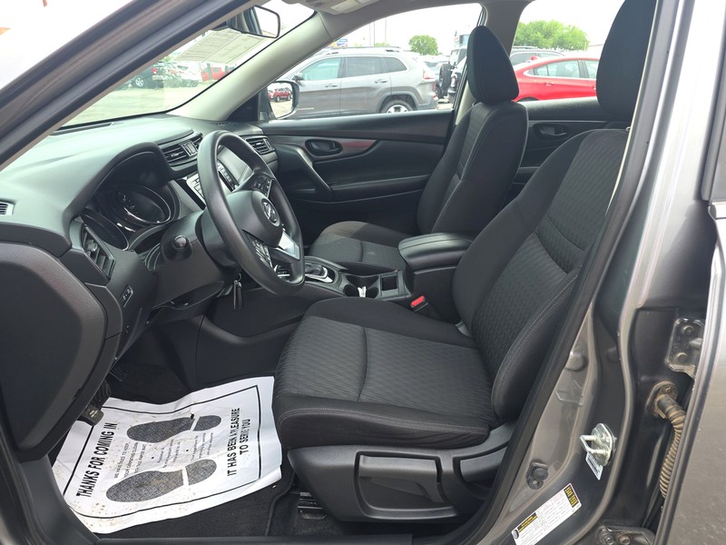 Nissan Rogue Vehicle Full-screen Gallery Image 09