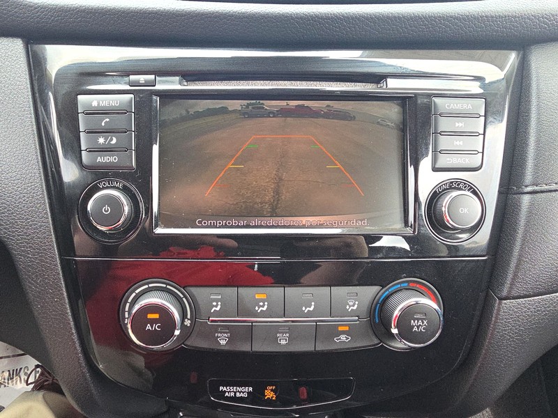 Nissan Rogue Vehicle Full-screen Gallery Image 17