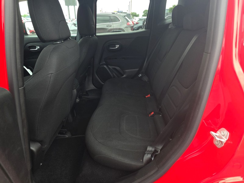 Jeep Renegade Vehicle Full-screen Gallery Image 10
