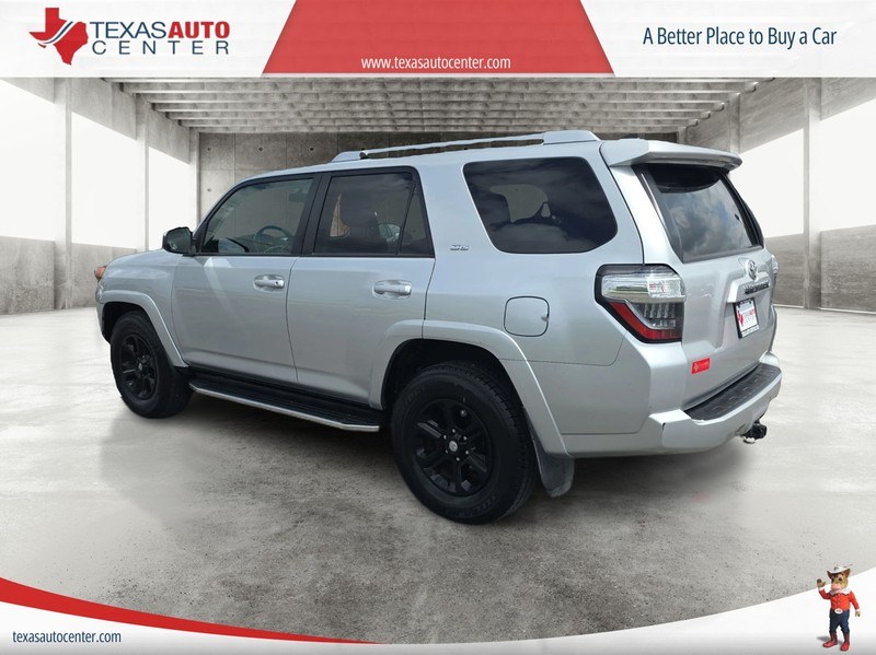 Toyota 4Runner Vehicle Full-screen Gallery Image 04