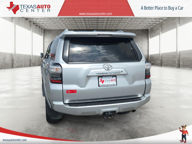 Toyota 4Runner Vehicle Full-screen Gallery Image 07