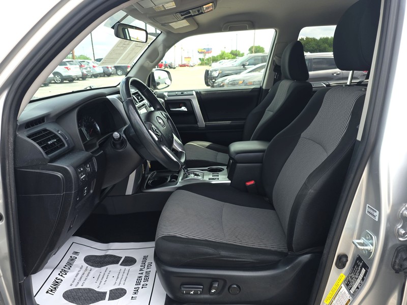 Toyota 4Runner Vehicle Full-screen Gallery Image 08