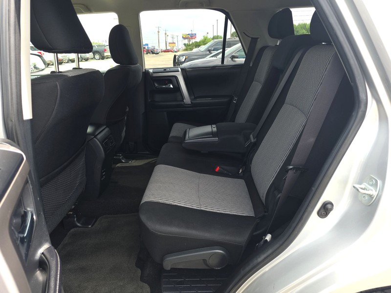 Toyota 4Runner Vehicle Full-screen Gallery Image 09